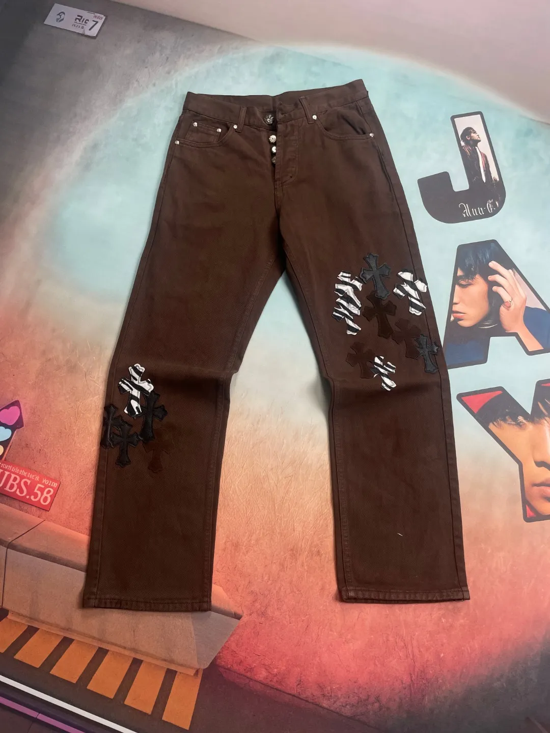 🅿️290 🔘Style No.-KL129 🔘Cro Xin𝐂𝐡𝐫𝐨𝐦𝐞 𝐇𝐞𝐚𝐫𝐭 Dark brown zebra patchwork cross patch leather washed jeans* In the fashion universe of Cro Xin, these pants are undoubtedly one of the most dazzling existences. The fabric is made of high-quality beaded canvas and has gone through a complicated and heavy washing process. This not only gives the fabric a richer texture, but also makes the upper body effect appear high-end. The unique texture and mellow touch complement each other, and the trousers are crisp and straight, showing a neat and capable cool temperament. From the perspective of shape shaping, the whole trousers use three-dimensional cutting technology and are precision-made based on ergonomic principles to fit the body curves in all directions, which not only ensures comfort when wearing, but also cleverly optimizes the leg lines at the visual level, highlighting excellent body proportions. Such an exquisite version design can be regarded as an industry model. Every detail reflects the brand’s ultimate pursuit of quality. The hardware accessories are all customized by ZP, with excellent quality and excellent durability, adding points to the overall texture of the pants. After being washed, the original thick beaded canvas has transformed into a soft and skin-friendly material with excellent breathability. It can bring you an all-day comfortable experience no matter when you wear it. The customized small leather label is exquisitely designed and cleverly integrated into the brand's DNA with an ingenious idea. The overall design of the pants adheres to a simple aesthetic, but every detail is polished to perfection, with exquisite workmanship. Every stitch is neatly and carefully arranged, demonstrating the superb production technology and meticulous ingenuity.  Size: S M L XL (28.30.32.34) Color: Brown